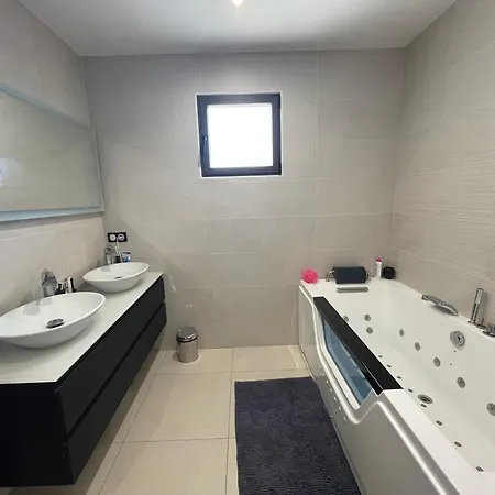 Villa Superbe Contemporaine Avec Piscine Et Climatisation - Fr-1-776-82 *