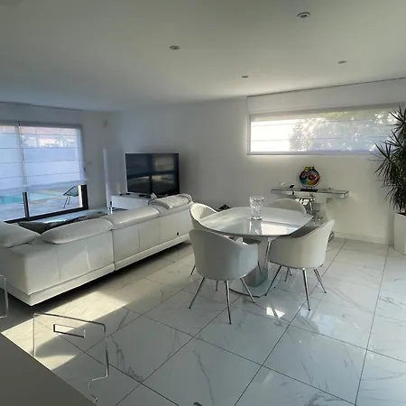 Superbe Contemporaine Avec Piscine Et Climatisation - Fr-1-776-82 * Argeles-sur-Mer